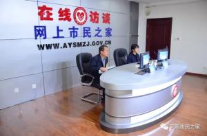 公司董事長、總經(jīng)理?xiàng)钣婪遄隹汀对诰€訪談》欄目